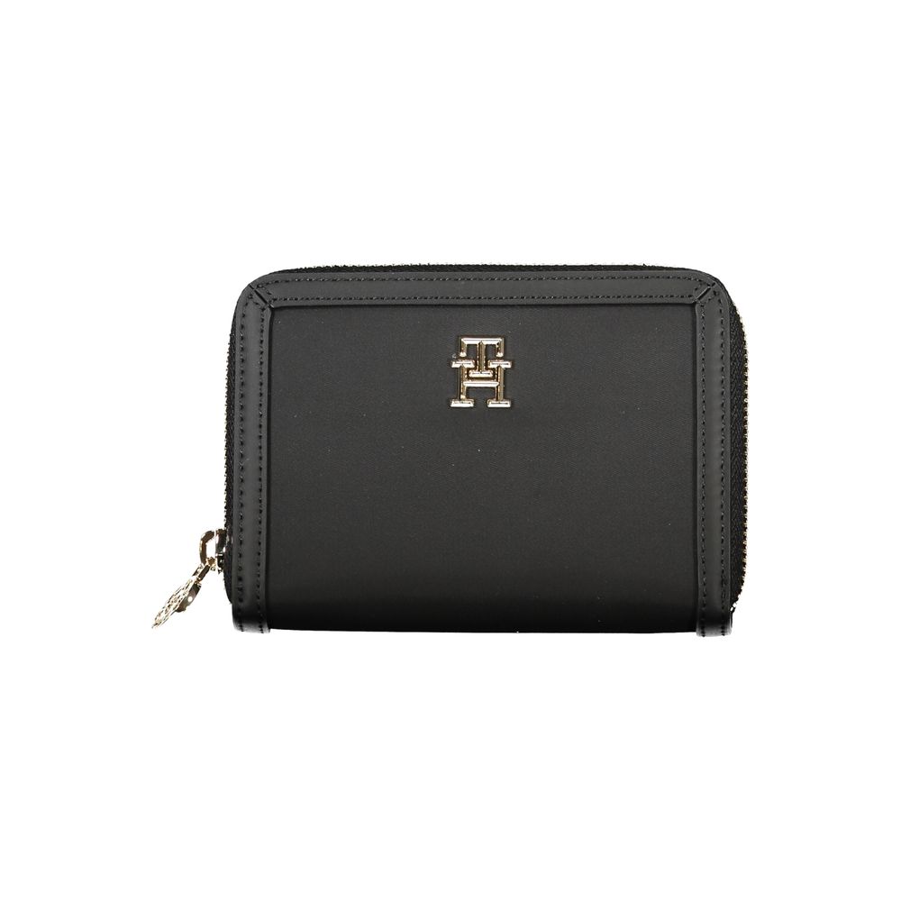 Tommy Hilfiger Elegant Zip Wallet - Ample Storage for Her